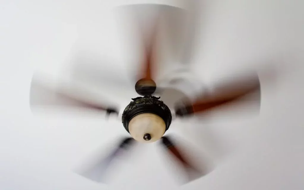 The-ceiling-fan-is-shaken